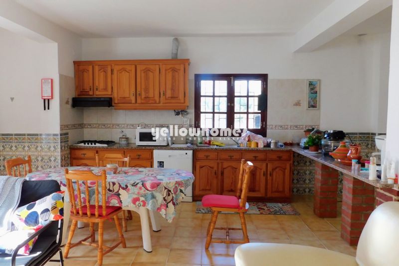 Espaçosa e tradicional moradia V5 perto dos Olhos de Agua